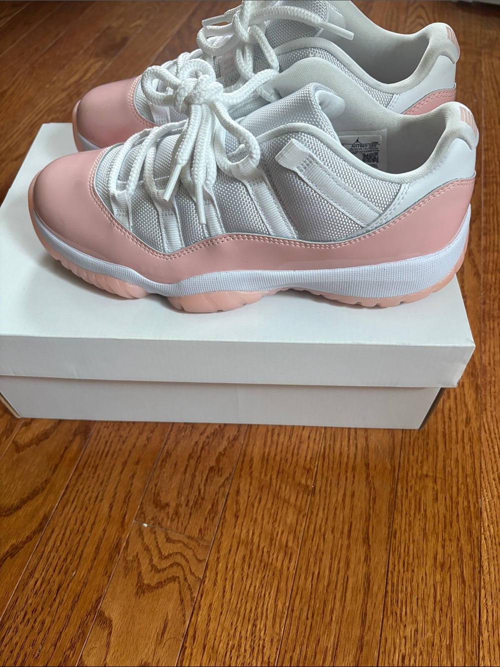 Nike Women's Low-Top Sneakers in Light Pink and White - Picture 7 of 9